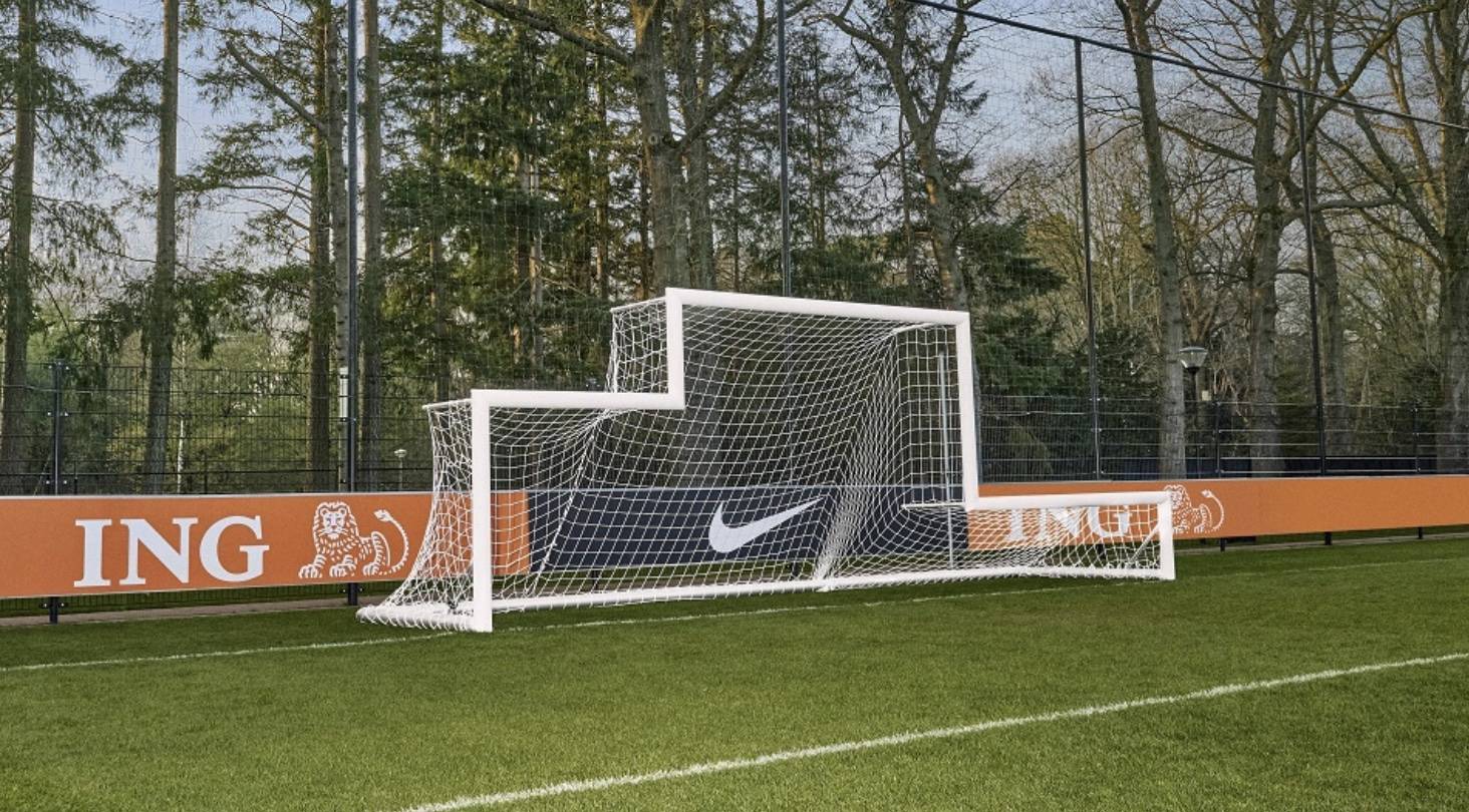 Soccer goal that has uneven corners